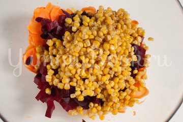 Салат со свеклой, кукурузой и морковью - шаг 3