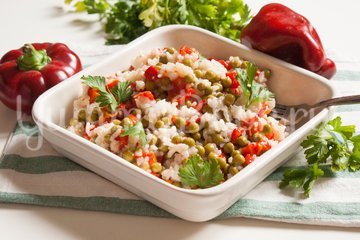 Салат из печёного сладкого перца с рисом и зелёным горошком - шаг 6