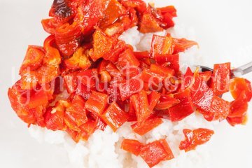 Салат из печёного сладкого перца с рисом и зелёным горошком - шаг 3