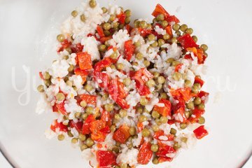 Салат из печёного сладкого перца с рисом и зелёным горошком - шаг 5