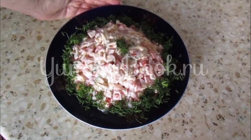 Салат с крабовыми палочками, сыром и помидорами - шаг 4