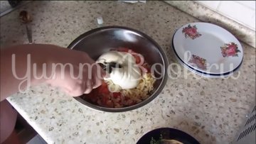 Салат с крабовыми палочками, сыром и помидорами - шаг 3