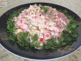 Салат с крабовыми палочками, сыром и помидорами
