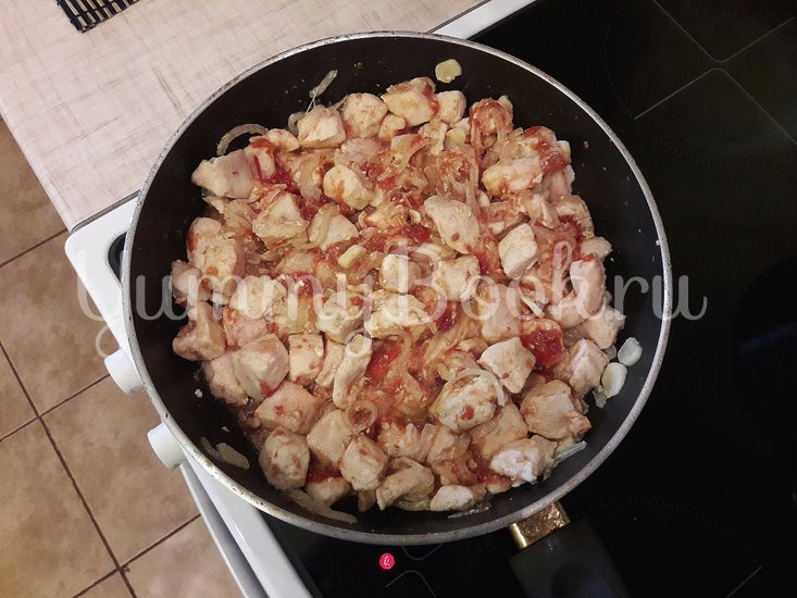 Куриное филе с болгарскими перцами в соусе с фетой - шаг 6