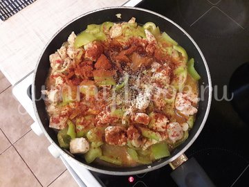 Куриное филе с болгарскими перцами в соусе с фетой - шаг 8