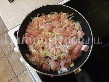 Куриное филе с болгарскими перцами в соусе с фетой - шаг 4