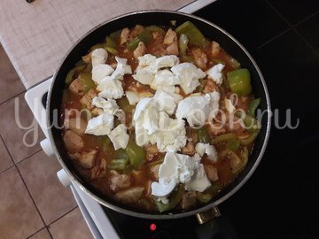 Куриное филе с болгарскими перцами в соусе с фетой - шаг 9