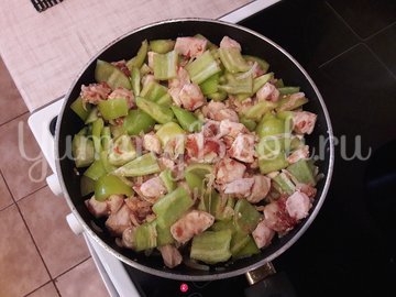 Куриное филе с болгарскими перцами в соусе с фетой - шаг 7
