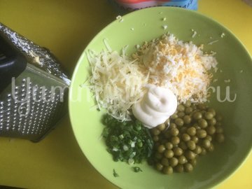 Салат с сыром и горошком - шаг 1
