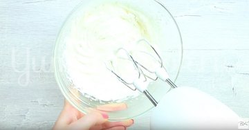 Морковный ароматный рулет с кремом из маскарпоне - шаг 4