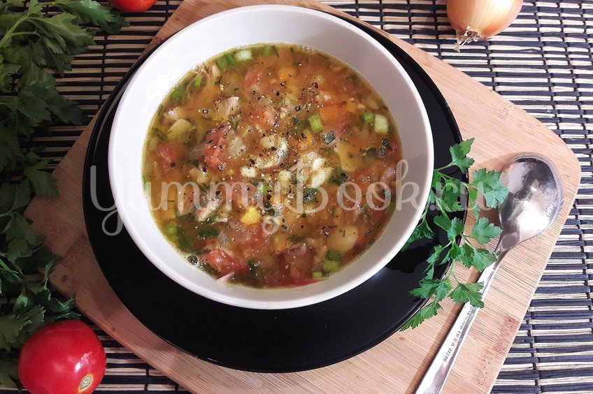 Гороховый суп с двумя видами мяса и помидорами