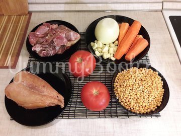 Гороховый суп с двумя видами мяса и помидорами - шаг 1