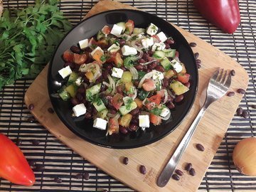 Салат со свежими овощами, фасолью и фетой