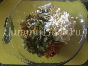 Салат с грибами и маринованными огурцами - шаг 3