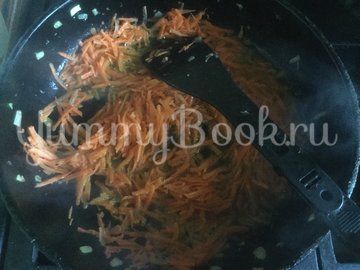 Салат с грибами и маринованными огурцами - шаг 2