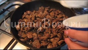 Куриная печень с помидорами и сыром - шаг 2