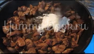 Куриная печень с помидорами и сыром - шаг 3