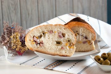 Хлеб с оливками, кукурузой и ветчиной - шаг 7