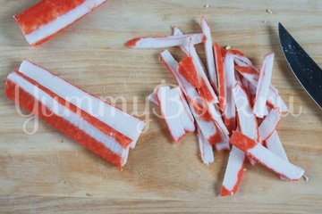 Салат с ананасами, крабовыми палочками и маслинами - шаг 4