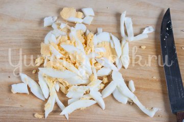 Салат с ананасами, крабовыми палочками и маслинами - шаг 3