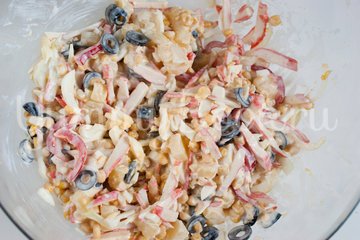 Салат с ананасами, крабовыми палочками и маслинами - шаг 9