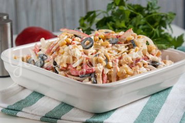 Салат с ананасами, крабовыми палочками и маслинами - шаг 10
