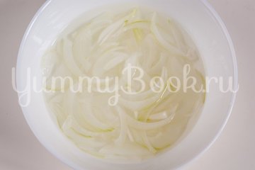 Салат с ананасами, крабовыми палочками и маслинами - шаг 2