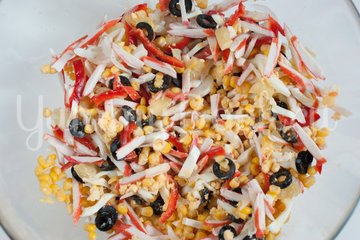 Салат с ананасами, крабовыми палочками и маслинами - шаг 8