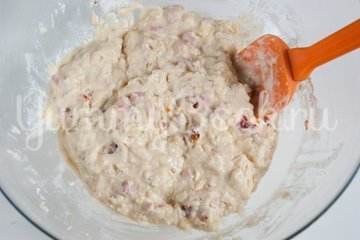 Маффины с колбасой, сыром и томатами - шаг 4