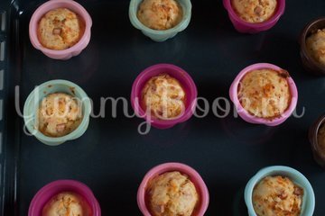 Маффины с колбасой, сыром и томатами - шаг 5