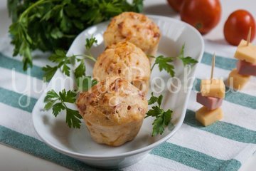 Маффины с колбасой, сыром и томатами - шаг 6