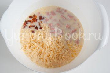 Маффины с колбасой, сыром и томатами - шаг 3