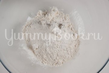 Маффины с колбасой, сыром и томатами - шаг 1