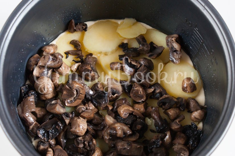 Наливной пирог с картофелем и грибами в мультиварке - шаг 7