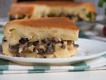 Наливной пирог с картофелем и грибами в мультиварке