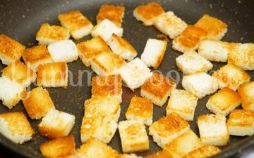 Салат Цезарь с курицей и соусом Цезарь - шаг 3