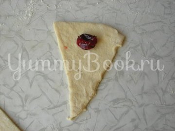 Рогалики из дрожжевого теста с вареньем - шаг 4