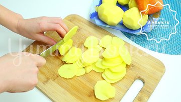 Ароматная картошка в духовке - шаг 1