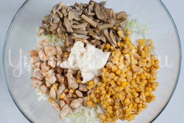 Салат из пекинской капусты, курицы и шампиньонов - шаг 4