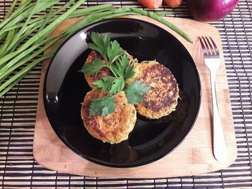 Котлетки из консервированного тунца, моркови и лука