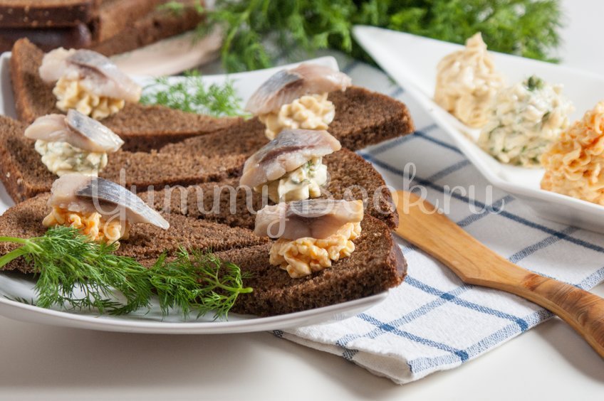 Бутерброды с ароматным маслом и сельдью