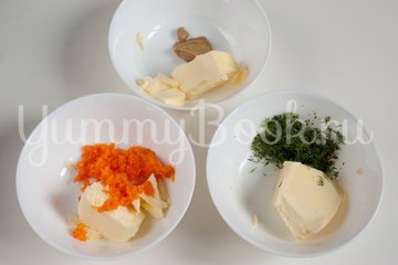 Бутерброды с ароматным маслом и сельдью - шаг 1