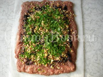 Мясной рулет с черносливом и орехами - шаг 5