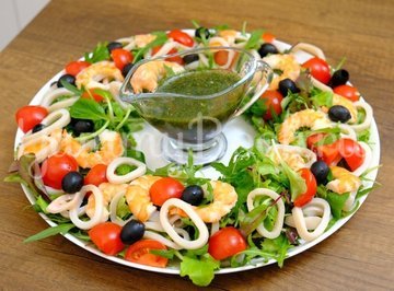 Салат с кальмарами, креветками и новым соусом - шаг 5