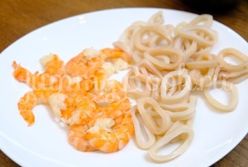 Салат с кальмарами, креветками и новым соусом - шаг 1