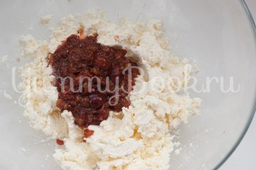 Сырники с ягодами - шаг 2