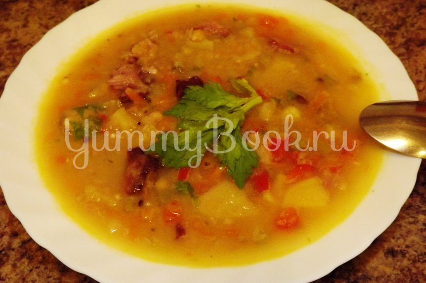 Пряный гороховый суп-похлебка с овощами и копчеными ребрышками