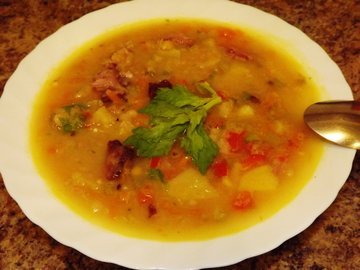 Пряный гороховый суп-похлебка с овощами и копчеными ребрышками