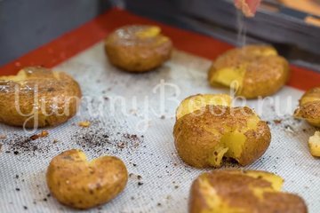 Хрустящая раздавленная картошка в духовке - шаг 4