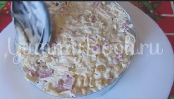 Салат с копченой колбасой и кукурузой - шаг 4